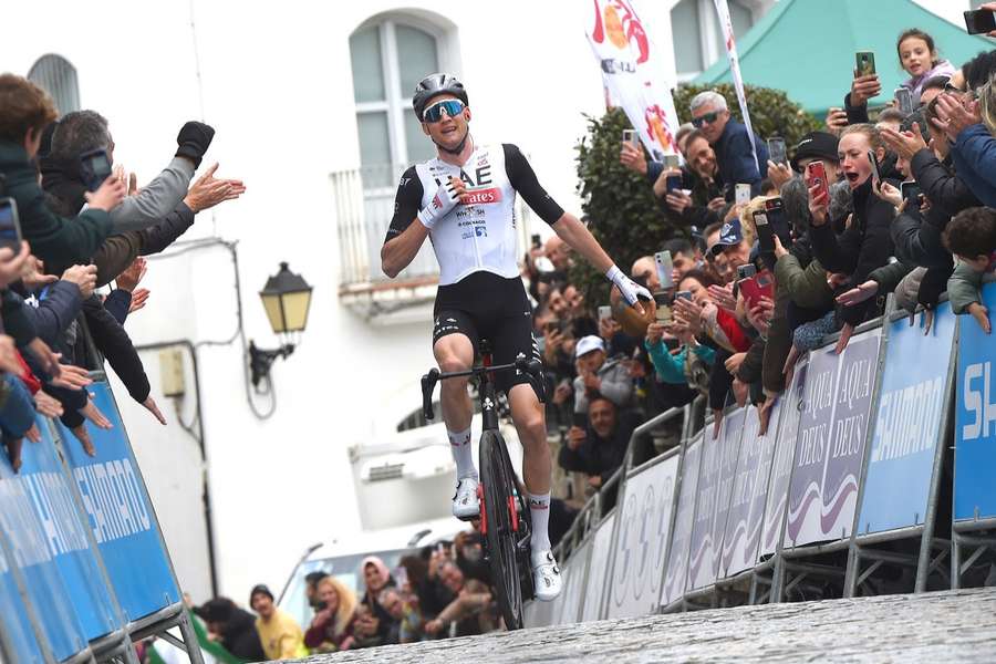 Tim Wellens festeja su triunfo en Andalucía