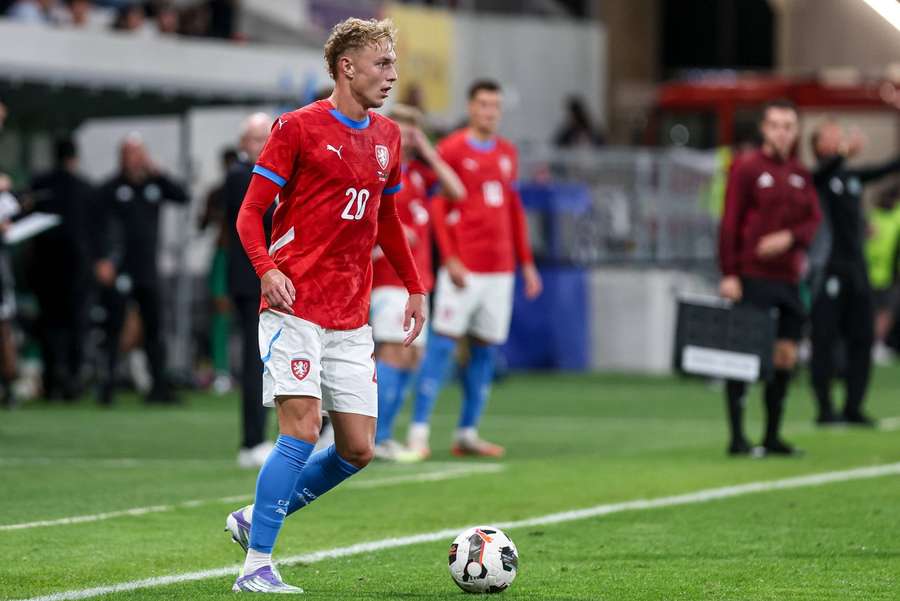 Adam Karabec vstřelil jediný gól českého národního týmu na Faerských ostrovech.