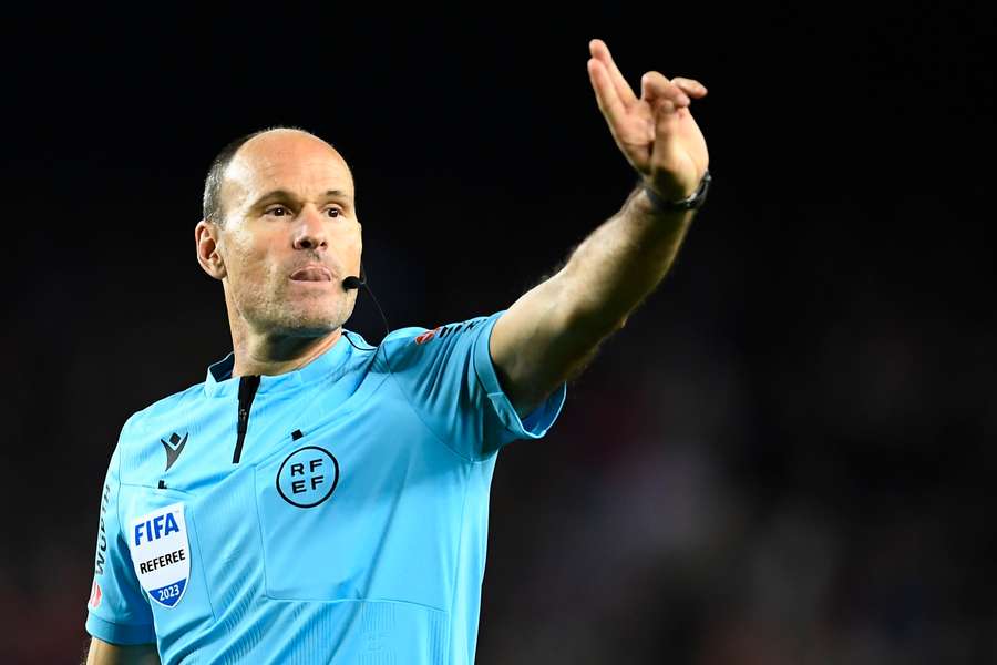 Mateu Lahoz durante una partita Mateu Lahoz durante una partita