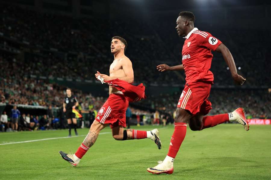 Isaac Romero celebra su gol con Mendy
