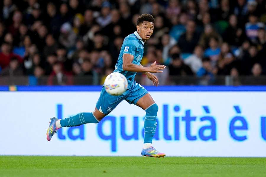 David Neres volta a parar