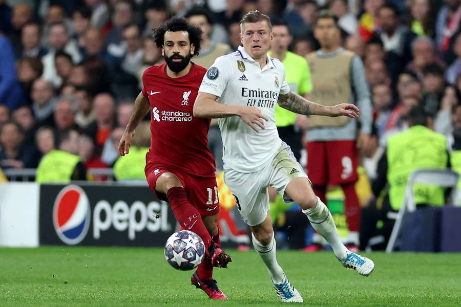 Kroos, perseguido por Salah