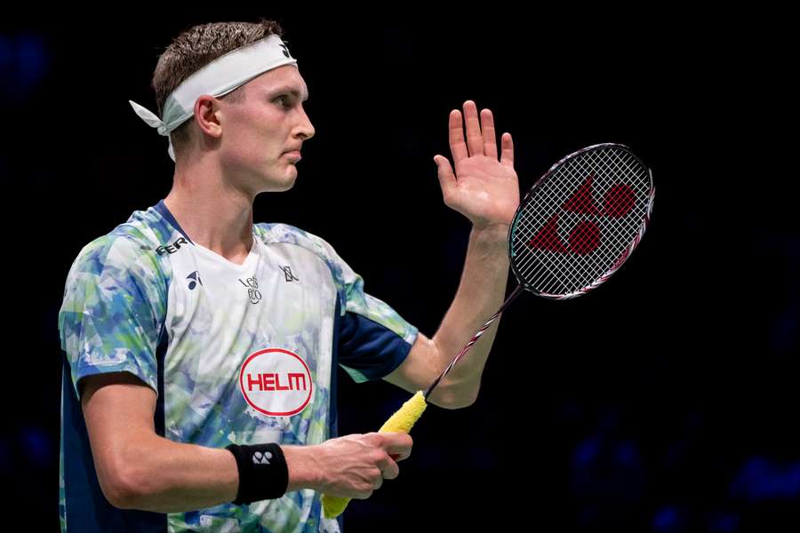 Axelsen overvinder vind og Wang i jagt på China Open-triumf