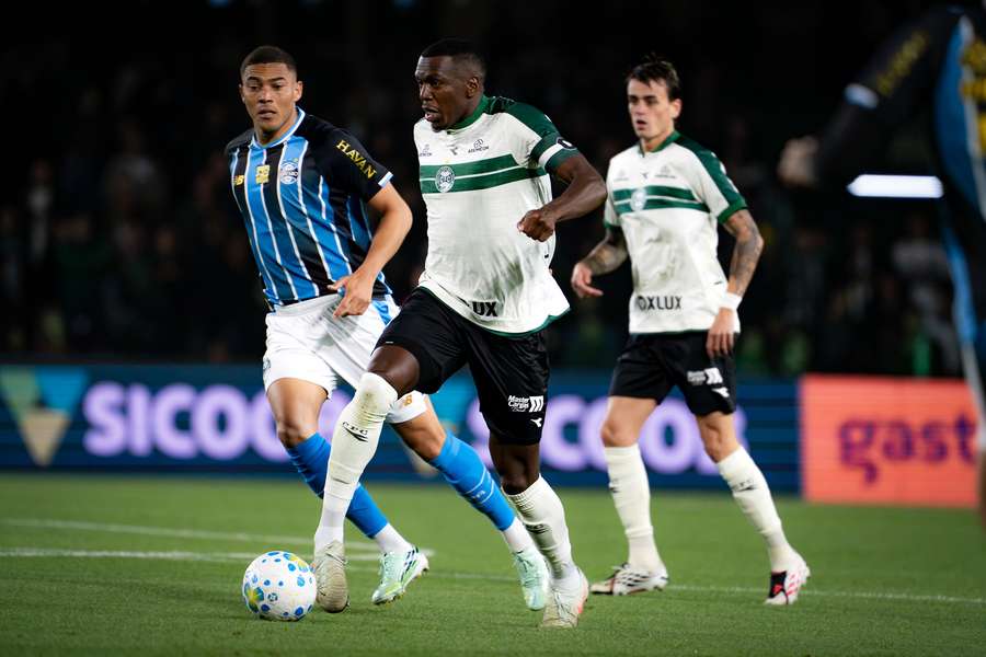 Coritiba deixou pontos pelo caminho dentro de casa Coritiba deixou pontos pelo caminho dentro de casa