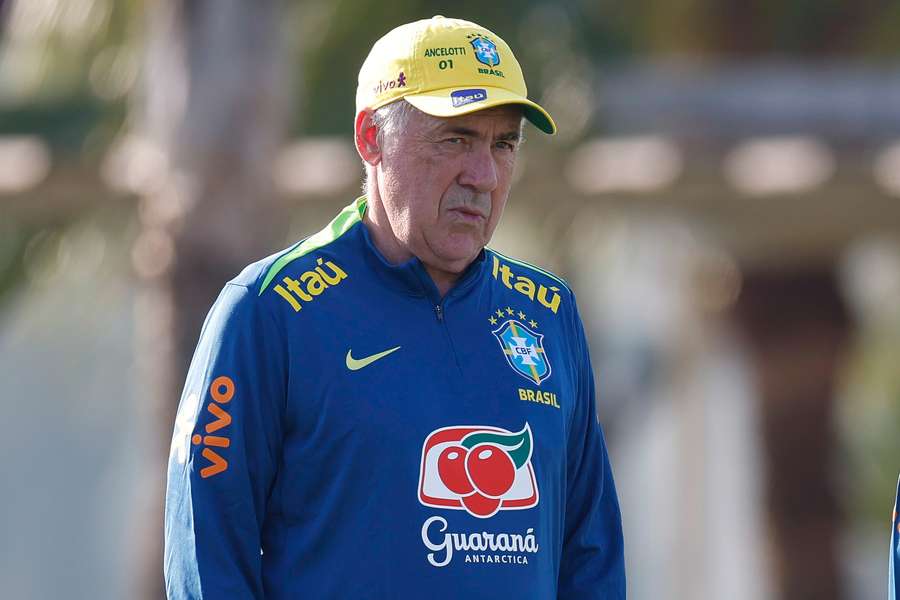 Ancelotti em treino no CT Joaquim Grava Ancelotti em treino no CT Joaquim Grava