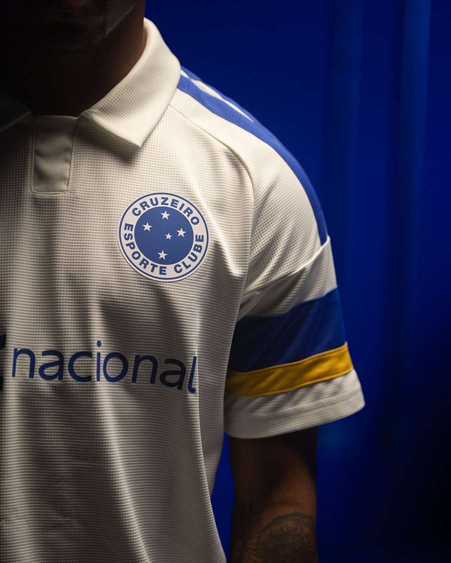Camisa do Cruzeiro tem detalhes em amarelo e azul Camisa do Cruzeiro tem detalhes em amarelo e azul