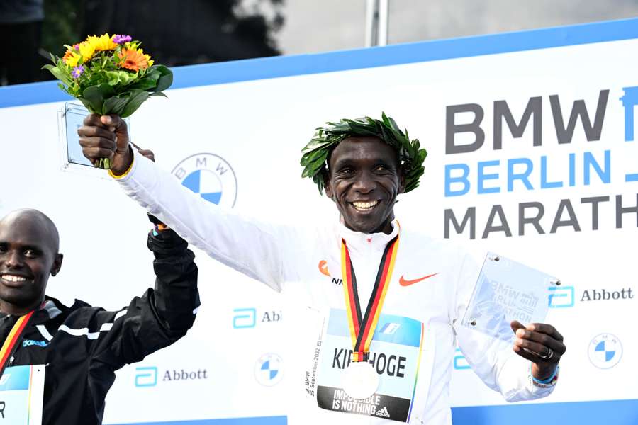 Eliud Kipchoge celebra su triuno en el Maratón de Berlín.