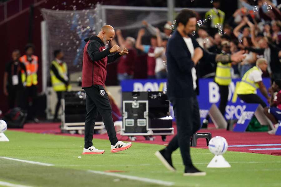 Nuno Espírito Santo festeja perante a desilusão de César Peixoto Nuno Espírito Santo festeja perante a desilusão de César Peixoto