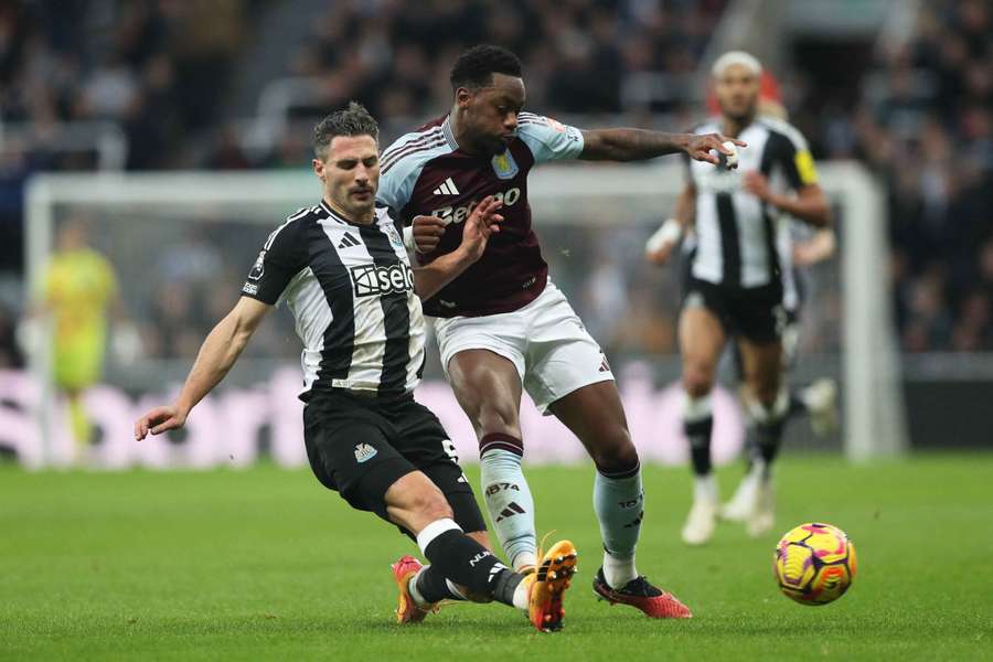 Jhon Duran y Schar en un duelo del Newcastle-Aston Villa