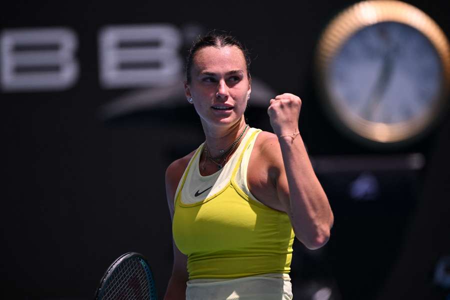 Sabalenka festeja un juego