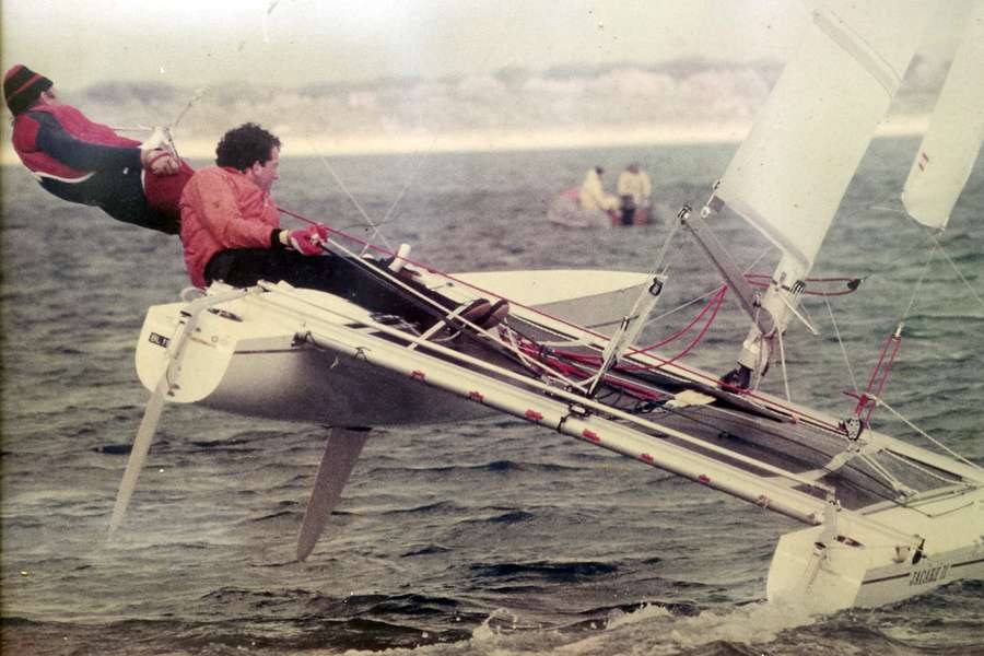 Alexandre e Lars no barco Jacaré II que os levou à glória olímpica