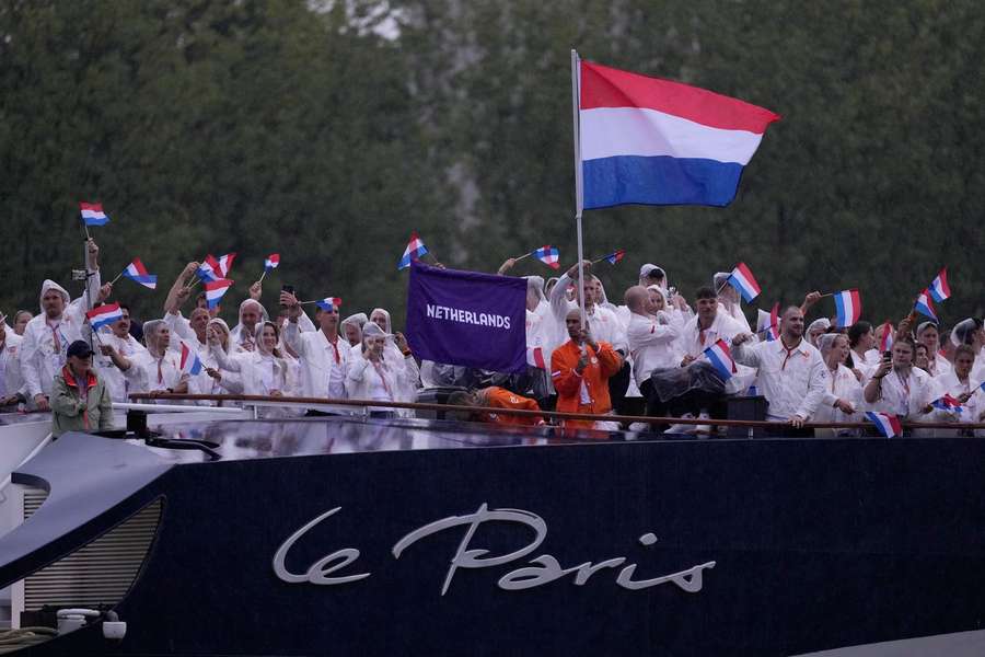 Abbingh en De Jong zwaaien met de vlag