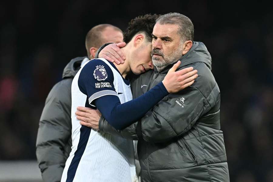 Ange Postecoglou îl consolează pe mijlocașul englez al lui Tottenham Hotspur Archie Gray