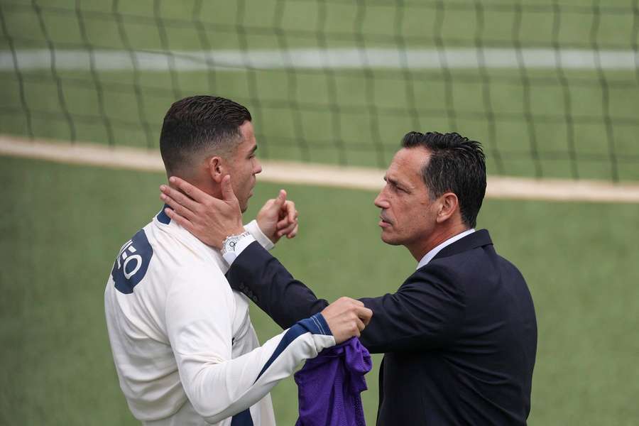 Cristiano Ronaldo, alături de Pedro Proenca, președintele Federației Portugheze de Fotbal