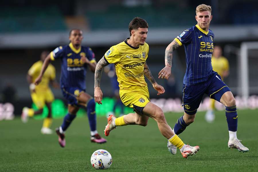 Dennis Man în acțiune în meciul cu Verona