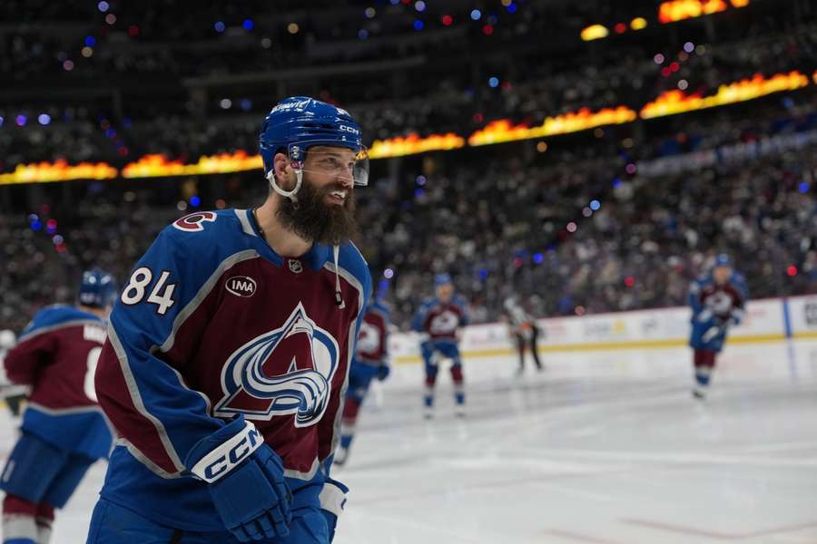 Burns v NHL odohral celkovo 22 sezón. Burns v NHL odohral celkovo 22 sezón.
