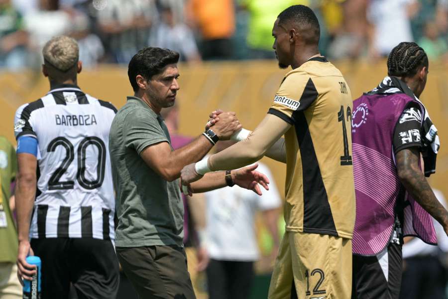 Abel Ferreira saluda al portero del Botafogo