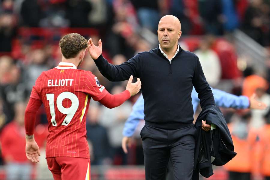 Arne Slot, treinador do Liverpool, interage com Harvey Elliott