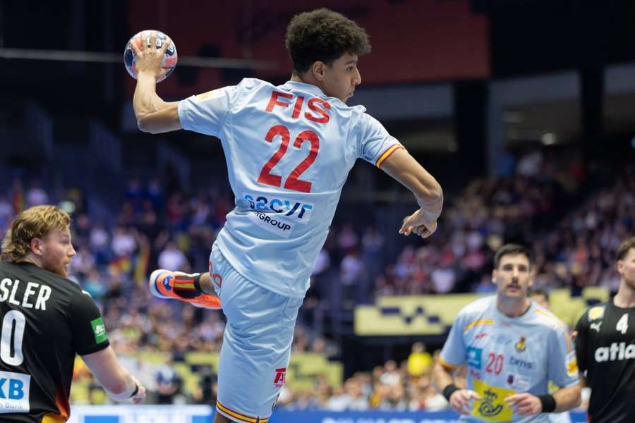 Marcos Fis lanza a portería durante el España-Alemania