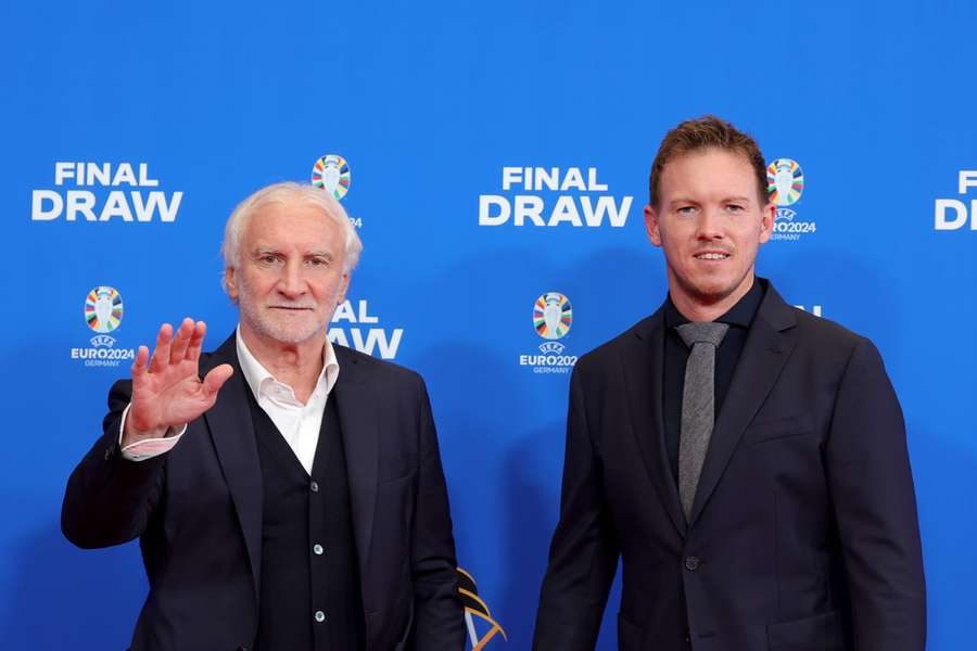 Rudi Völler (l.) und Julian Nagelsmann (r.) bei der EM-Auslosung in Hamburg.