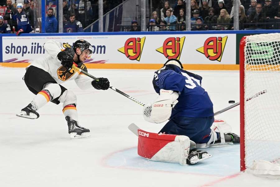 Im Kampf um den Einzug ins Halbfinale bei der Eishockey-WM erwartet Dominik Kahun (li.) "ein enges, hitziges Spiel".