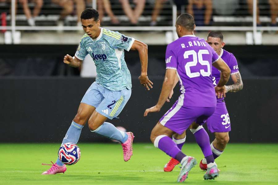 Alberto Costa em ação contra o Al Ain