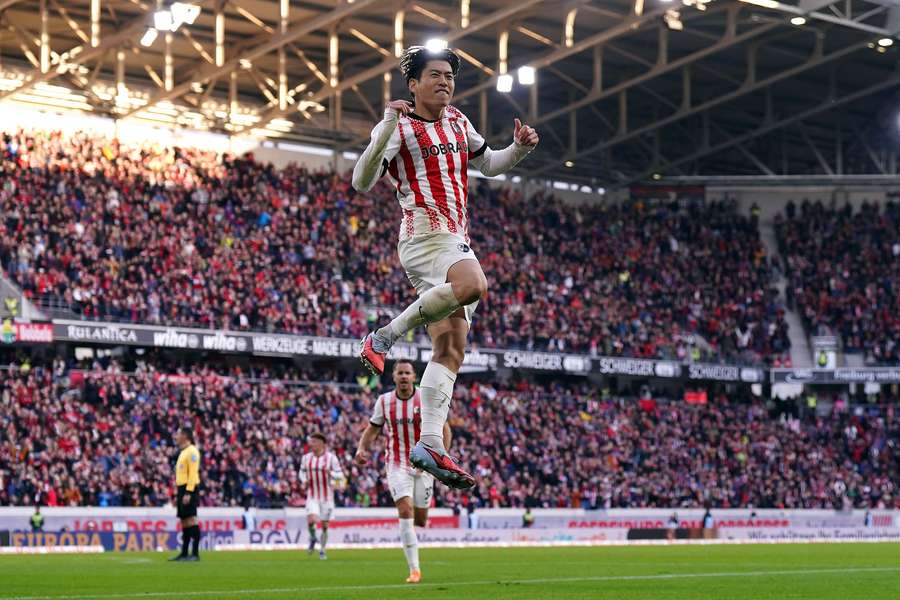 Suzuki dal první gól Freiburgu. Suzuki dal první gól Freiburgu.