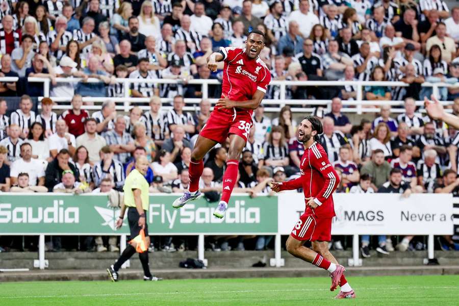 El centrocampista del Liverpool Ryan Gravenberch celebra su gol contra el Newcastle United El centrocampista del Liverpool Ryan Gravenberch celebra su gol contra el Newcastle United