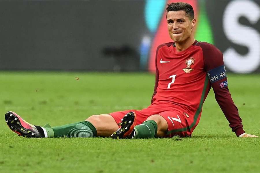 Ronaldo saiu lesionado na final do Euro-2016