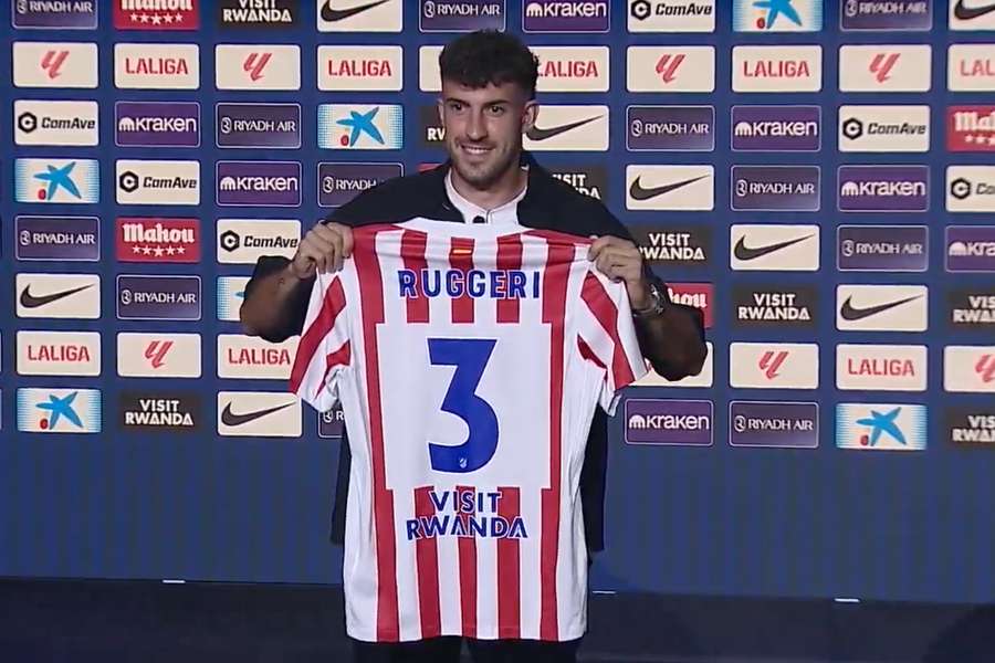 Matteo Ruggeri, posando con su nueva camiseta