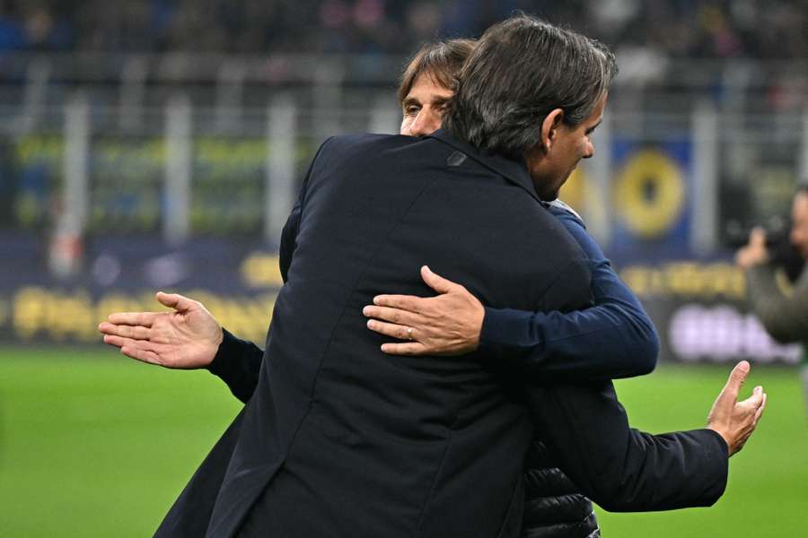 Antonio Conte e Simone Inzaghi si abbracciano prima del match d'andata