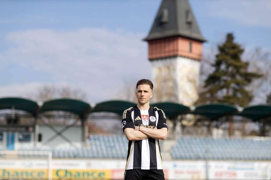 Pekarík pózuje v novom drese.