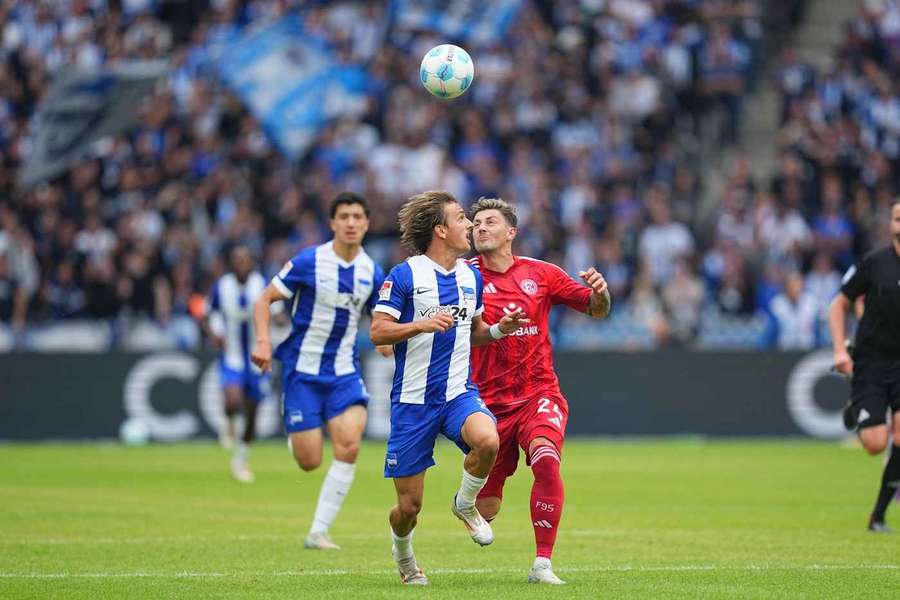 Michal Karbownik (Hertha BSC) im direkten Zweikampf mit Nicolas Gavory (Fortuna Düsseldorf).