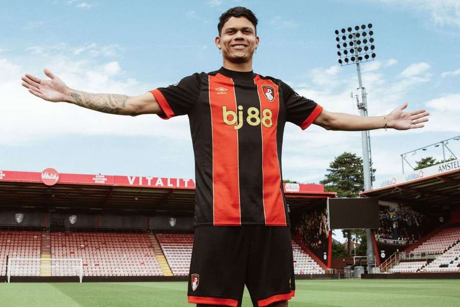 Evanilson apresentado pelo Bournemouth