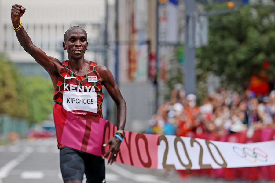 Eliud Kipchoge cruza la línea de meta durante la carrera masculina de maratón en Tokio 2020