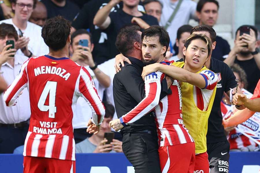 Baena celebra o golo com os seus colegas de equipa Baena celebra o golo com os seus colegas de equipa
