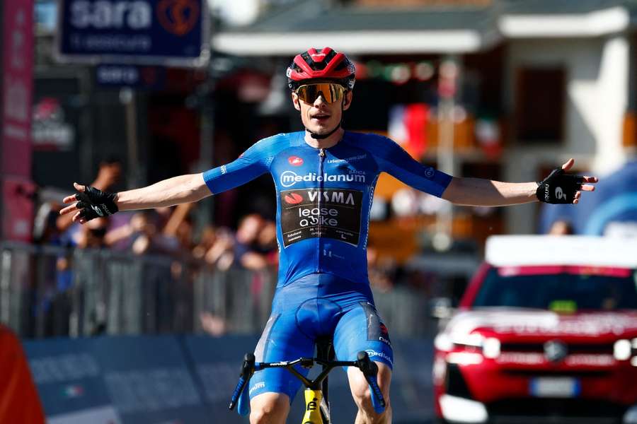 Jonas Vingegaard levanta los bazos en Pila Jonas Vingegaard levanta los bazos en Pila
