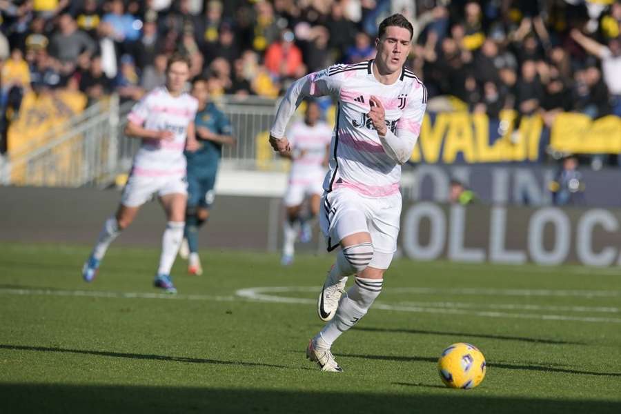 Dusan Vlahovic of Juventus celebrate his goal with Manuel Locatelli