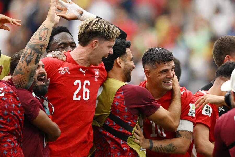 Xhaka (r.) und das Schweizer Team waren nach dem Sieg über Kolumbien überwältigt Xhaka (r.) und das Schweizer Team waren nach dem Sieg über Kolumbien überwältigt