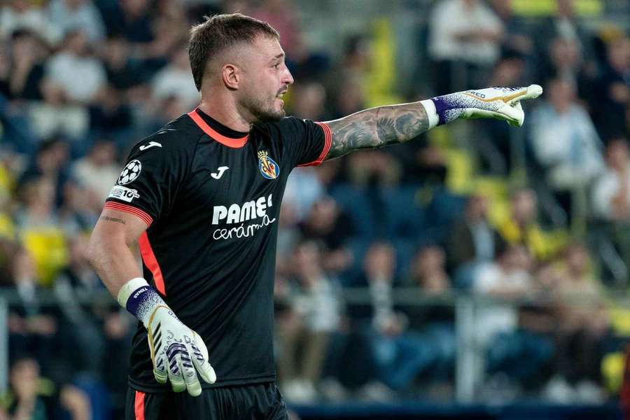 Arnau Tenas, defendiendo la camiseta del Villarreal 