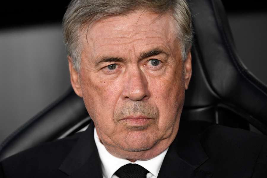 Ancelotti no banco do Real Madrid.