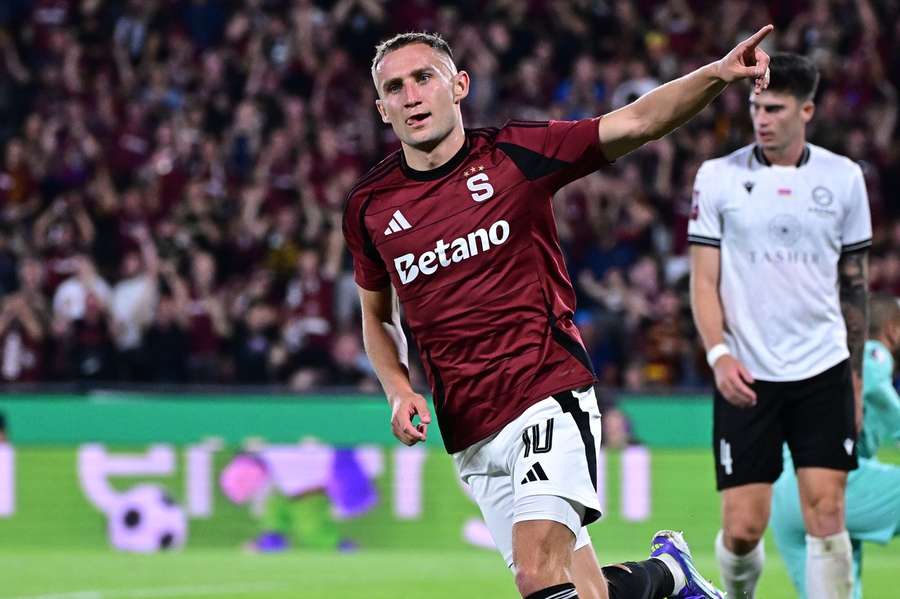 Jan Kuchta slaví gól v zápase s Araratem-Armenia.