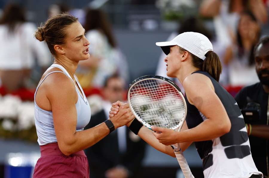 Sabalenka wordt gefeliciteerd door Swiatek na de finale in Madrid