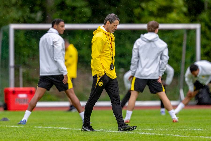 Niko Kovac (m.) und seine Borussen mussten auf einen Nebenplatz ausweichen