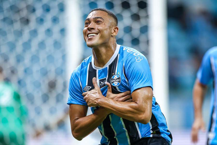 Carlos Vinícius vive grande fase no Grêmio