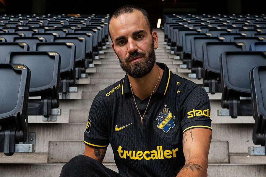 Diogo Tomás com a nova camisola do AIK Diogo Tomás com a nova camisola do AIK