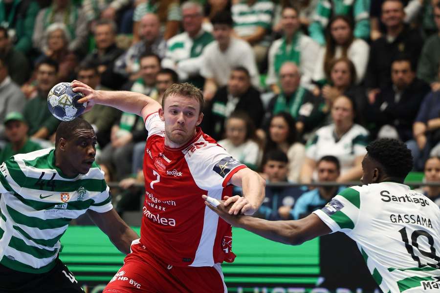 Sporting's Mamadou Gassama (R) and Aalborg's Thomas Arnoldsen (C) in action during the Champions League clash