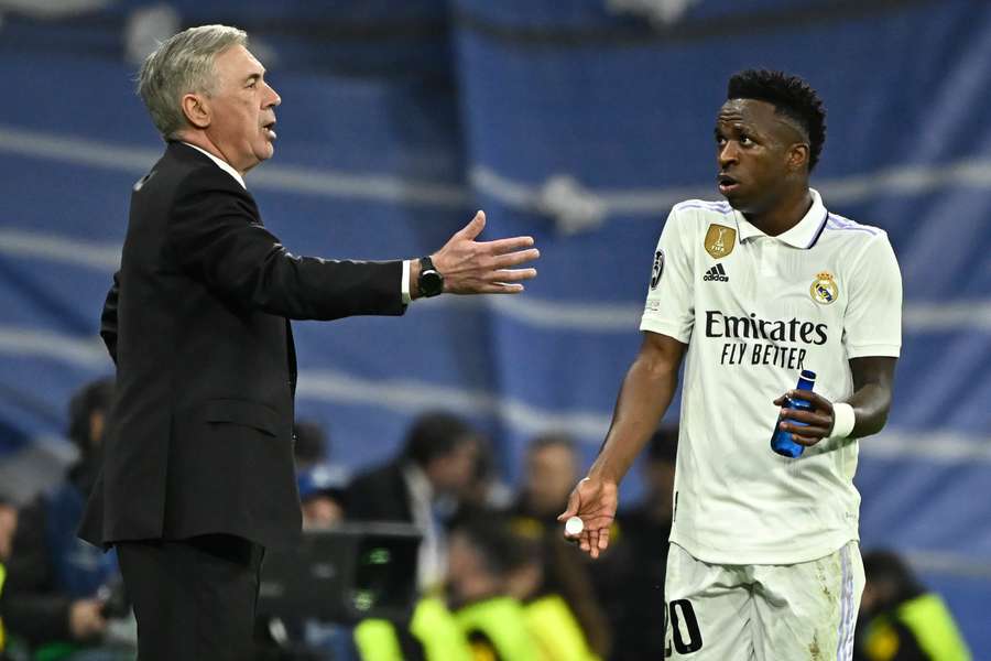 Carlo Ancelotti en Vinicius Junior tijdens de Champions League-wedstrijd tegen Liverpool