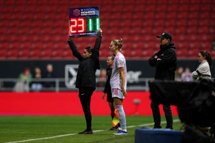 Vivianne Miedema staat op het punt in te vallen