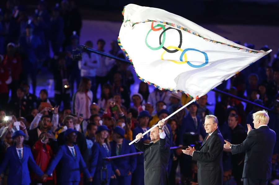 De Olympische vlag tijdens de sluitingsceremonie van de Spelen in Londen